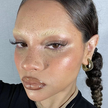 A cover of "Makeup" cluster. The owner is claraxcao. The cluster consists of 4 elements.