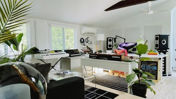 A cover of "Vegas" cluster. The owner is apolloabhaile. The cluster consists of 3 elements.