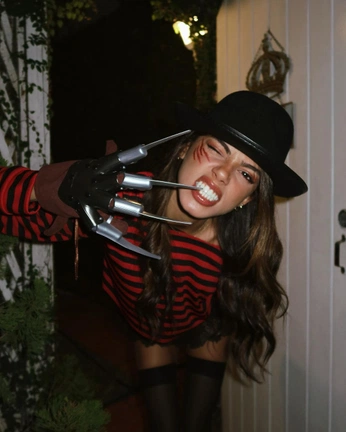 A cover of "autumn 🎃🍄🍁🌙👻" cluster. The owner is laneyluvsfrogs. The cluster consists of 2 elements.