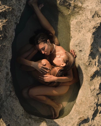 A cover of "Humans" cluster. The owner is kartamish.design. The cluster description is "Photos of people and the beauty of the human form.". The cluster consists of 95 elements.