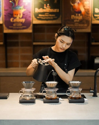 A cover of "photo:Barista" cluster. The owner is alexlessness. The cluster consists of 5 elements.