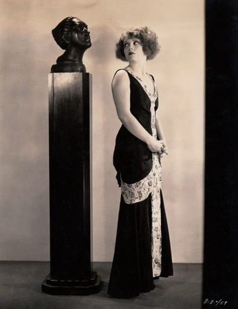 A cover of "1920s baddie" cluster. The owner is itsfine06. The cluster consists of 59 elements.