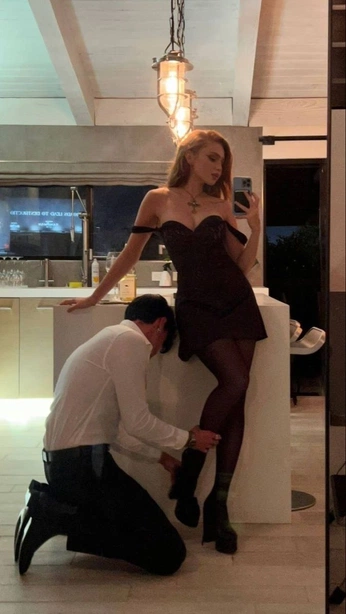 A cover of "goddes" cluster. The owner is nasaje. The cluster consists of 17 elements.