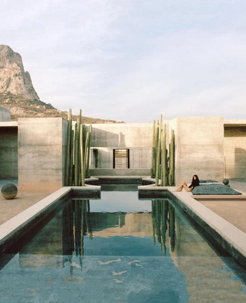 Cover of Hotel // Oculta cluster