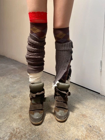 A cover of "what to wear" cluster. The owner is commedesgarcons. The cluster consists of 4 elements.