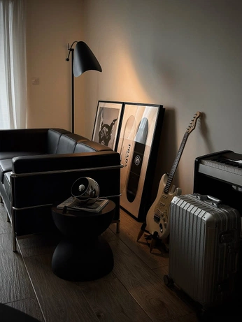 A cover of "Apartment" cluster. The owner is jhillin. The cluster consists of 2 elements.