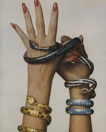 A cover of "poseuse" cluster. The owner is lenaalena. The cluster consists of 3 elements.