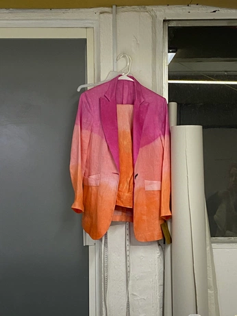 A cover of "hand dyed" cluster. The owner is alteria. The cluster consists of 2 elements.