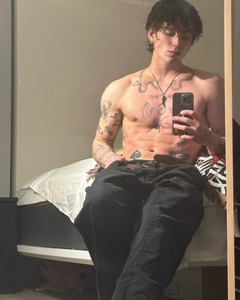 A cover of "the asshole" cluster. The owner is kris.pardus. The cluster consists of 3 elements.