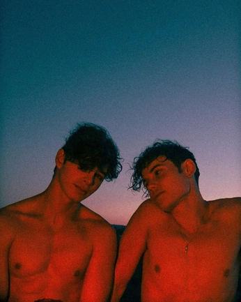 A cover of "Reference🔖" cluster. The owner is gureig. The cluster consists of 180 elements.