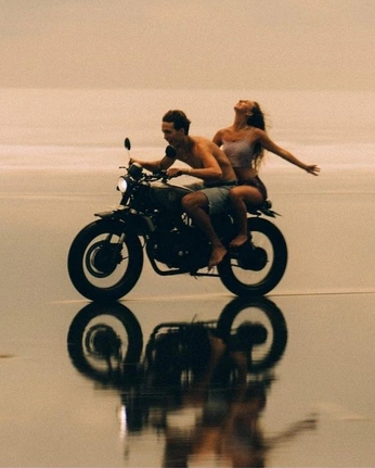 A cover of "Bike Shoot" cluster. The owner is oliviiallee. The cluster consists of 15 elements.