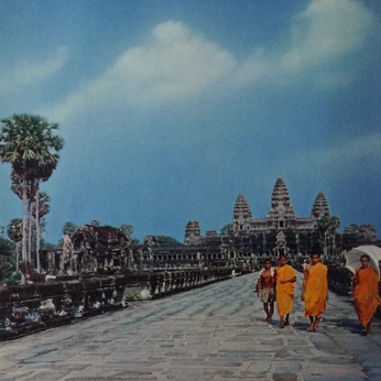 A cover of "Source" cluster. The owner is carolinewellborn. The cluster consists of 18 elements.