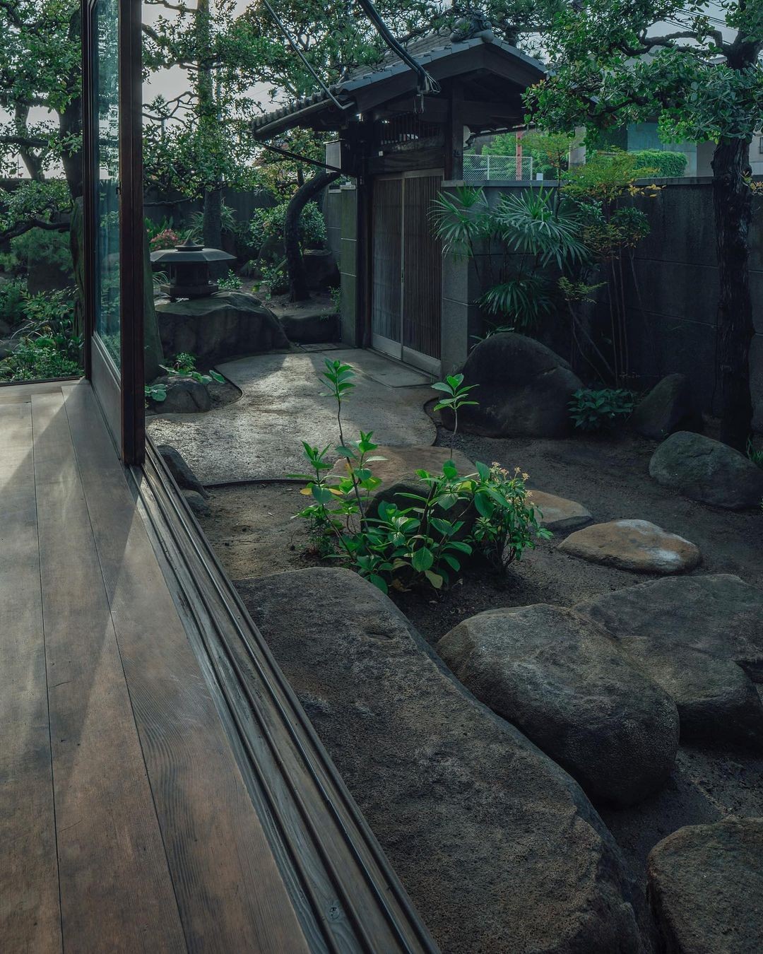 The garden at Hiuchiya guesthouse in Fukuyama, designed by Zenjiro Hashimoto. Photo by Tatsuya Tabii.