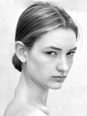 A cover of "女" cluster. The owner is feclown. The cluster consists of 35 elements.