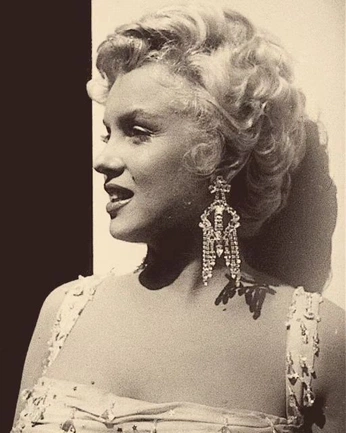 A cover of "bejeweled" cluster. The owner is aadaa. The cluster consists of 49 elements.