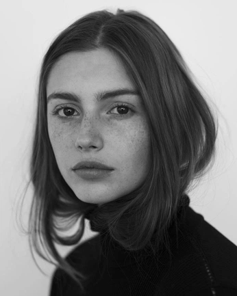 A cover of "Photoshoot" cluster. The owner is indiawoodall. The cluster consists of 2 elements.