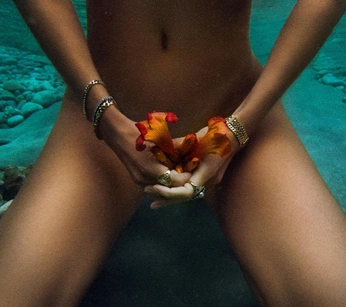 A cover of "The nude beach club" cluster. The owner is savhooda. The cluster consists of 78 elements.