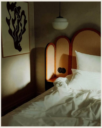 A cover of "Hotel Room" cluster. The owner is kellyjiverson. The cluster consists of 3 elements.