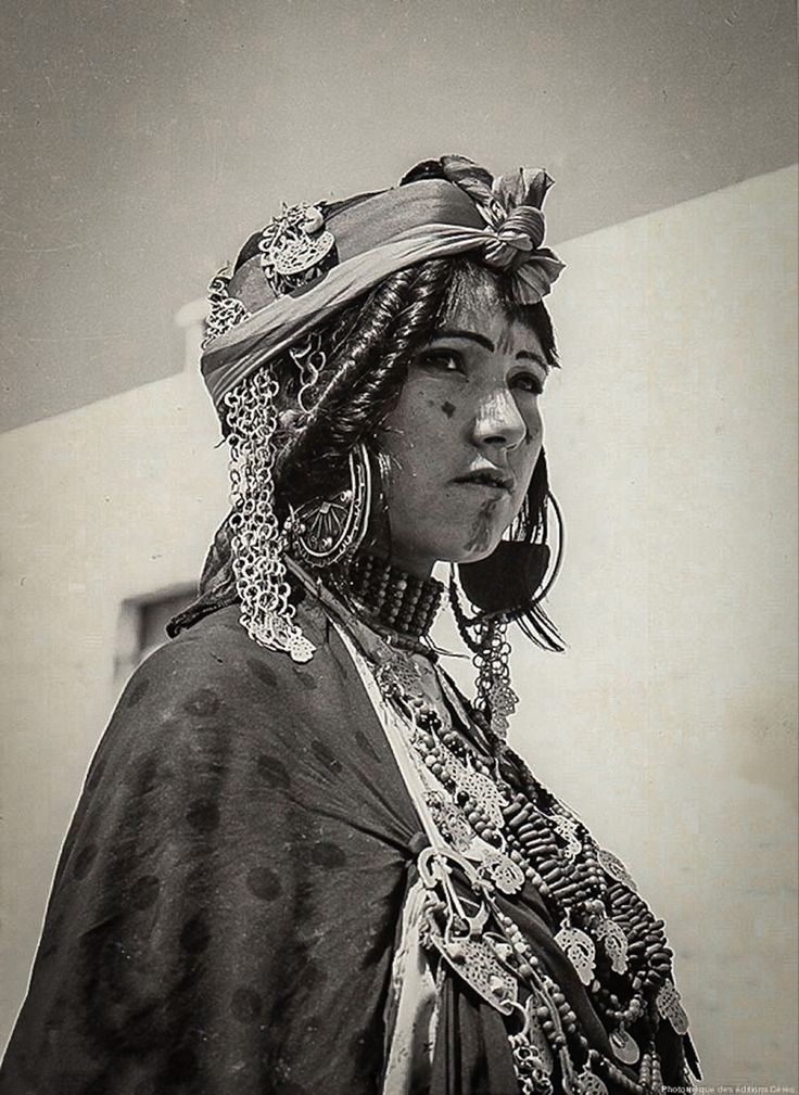 Bedouin girl from Tunisia in Amazigh attire, photographed in Gafsa, Tunisia in 1926.