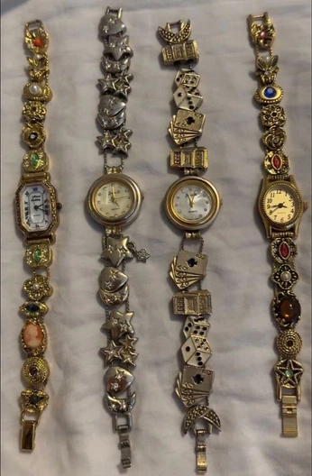 A cover of "analog watches" cluster. The owner is ann.9. The cluster consists of 14 elements.