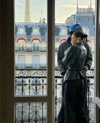 A cover of "manifest" cluster. The owner is carolinwonder. The cluster consists of 2 elements.