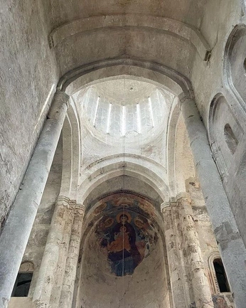 A cover of "Bazilika" cluster. The owner is vanellimel. The cluster consists of 2 elements.