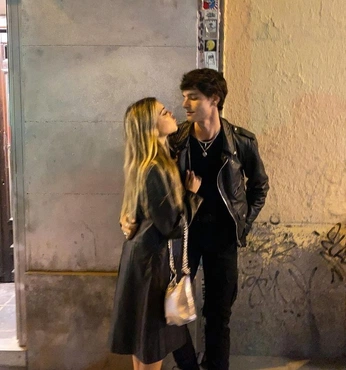 A cover of "aesthetic pics" cluster. The owner is larosie. The cluster consists of 13 elements.