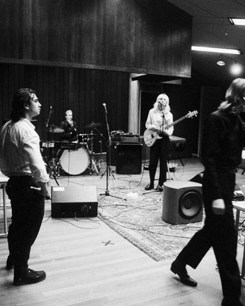 A cover of "rehearsal room" cluster. The owner is durunehir. The cluster consists of 52 elements.