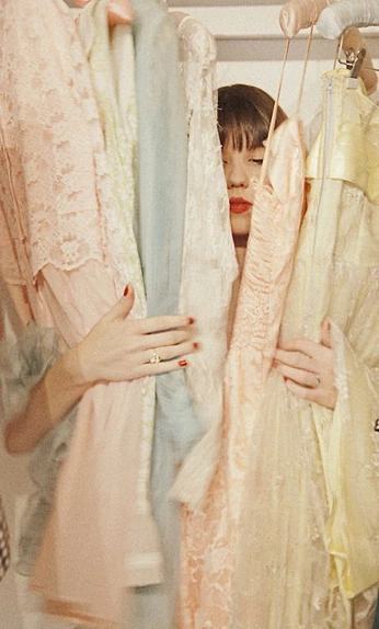 A cover of "girl things <3" cluster. The owner is ela. The cluster consists of 25 elements.