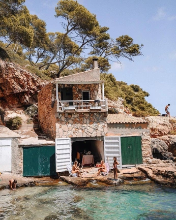 A cover of "Summer in spain" cluster. The owner is carolinesoulier. The cluster consists of 26 elements.