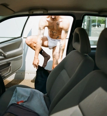 A cover of "Car shoot" cluster. The owner is germanbello. The cluster consists of 6 elements.