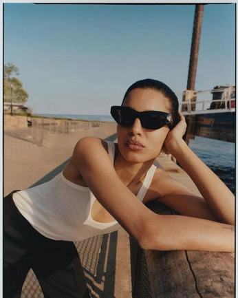 A cover of "Shoot" cluster. The owner is disposablle. The cluster consists of 63 elements.