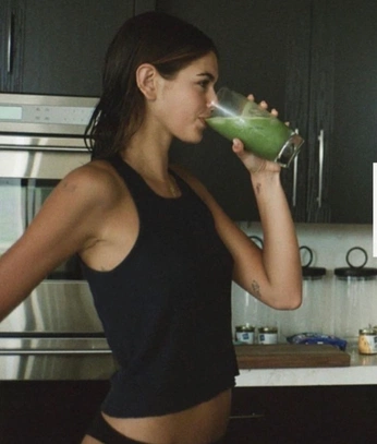 A cover of "green juice girl" cluster. The owner is abmariesc. The cluster consists of 6 elements.