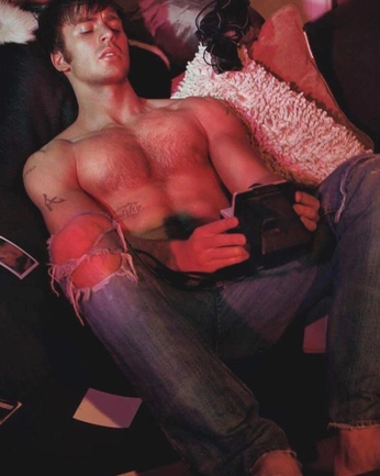 A cover of "Chris <3" cluster. The owner is drewstuckyxx. The cluster consists of 4 elements.