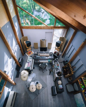 A cover of "Studio" cluster. The owner is therealparadoks. The cluster consists of 12 elements.