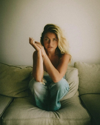 A cover of "Portrait" cluster. The owner is knowingnana. The cluster consists of 4 elements.