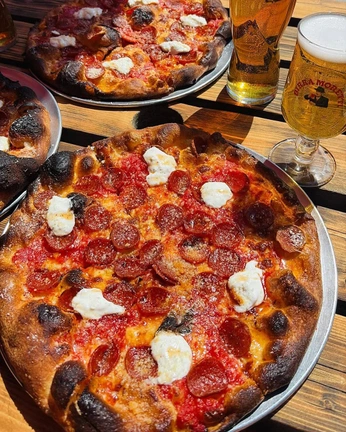 A cover of "INDEPENDENT PIZZERIA" cluster. The owner is lolamarr. The cluster consists of 93 elements.