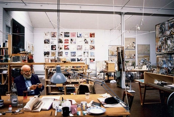 A cover of "Studio" cluster. The owner is addrift. The cluster consists of 9 elements.