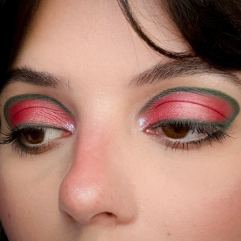 A cover of "Makeup Looks" cluster. The owner is thaisferraz. The cluster description is "makeup looks I did on myself ". The cluster consists of 65 elements.