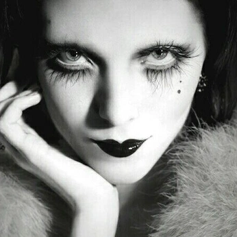 A cover of "Editorial Makeup" cluster. The owner is anatomyofasoul. The cluster consists of 164 elements.