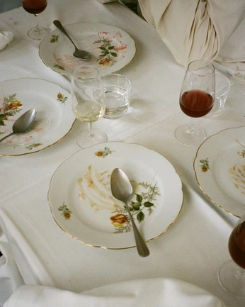 A cover of "dine" cluster. The owner is rosadelinea. The cluster consists of 5 elements.