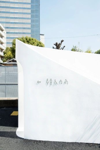 A cover of "baños publicos" cluster. The owner is lulacarosella. The cluster consists of 8 elements.