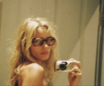 A cover of "<3" cluster. The owner is nikaanc. The cluster consists of 2 elements.