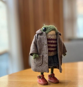 A cover of "the knit frog guy!!!" cluster. The owner is lmaoemmi. The cluster consists of 1 element.