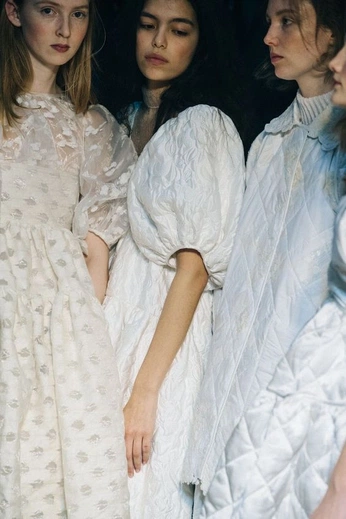 A cover of "Sisterhood" cluster. The owner is nostalgelle. The cluster consists of 4 elements.