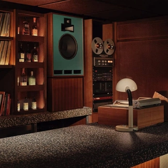 A cover of "HiFi" cluster. The owner is offline.media. The cluster consists of 4 elements.