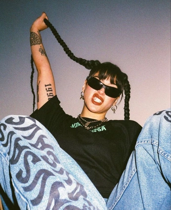 A cover of "Indira Cosmo Cover" cluster. The owner is jordybrada. The cluster consists of 12 elements.