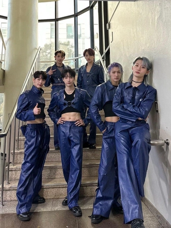 A cover of "onlyoneof" cluster. The owner is emojackolantern. The cluster consists of 1159 elements.