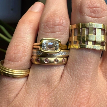 A cover of "Diferent Rings" cluster. The owner is helobosco. The cluster consists of 22 elements.