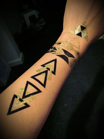 A cover of "Snapbacks and Tatoos" cluster. The owner is khaleesiniecie. The cluster consists of 257 elements.